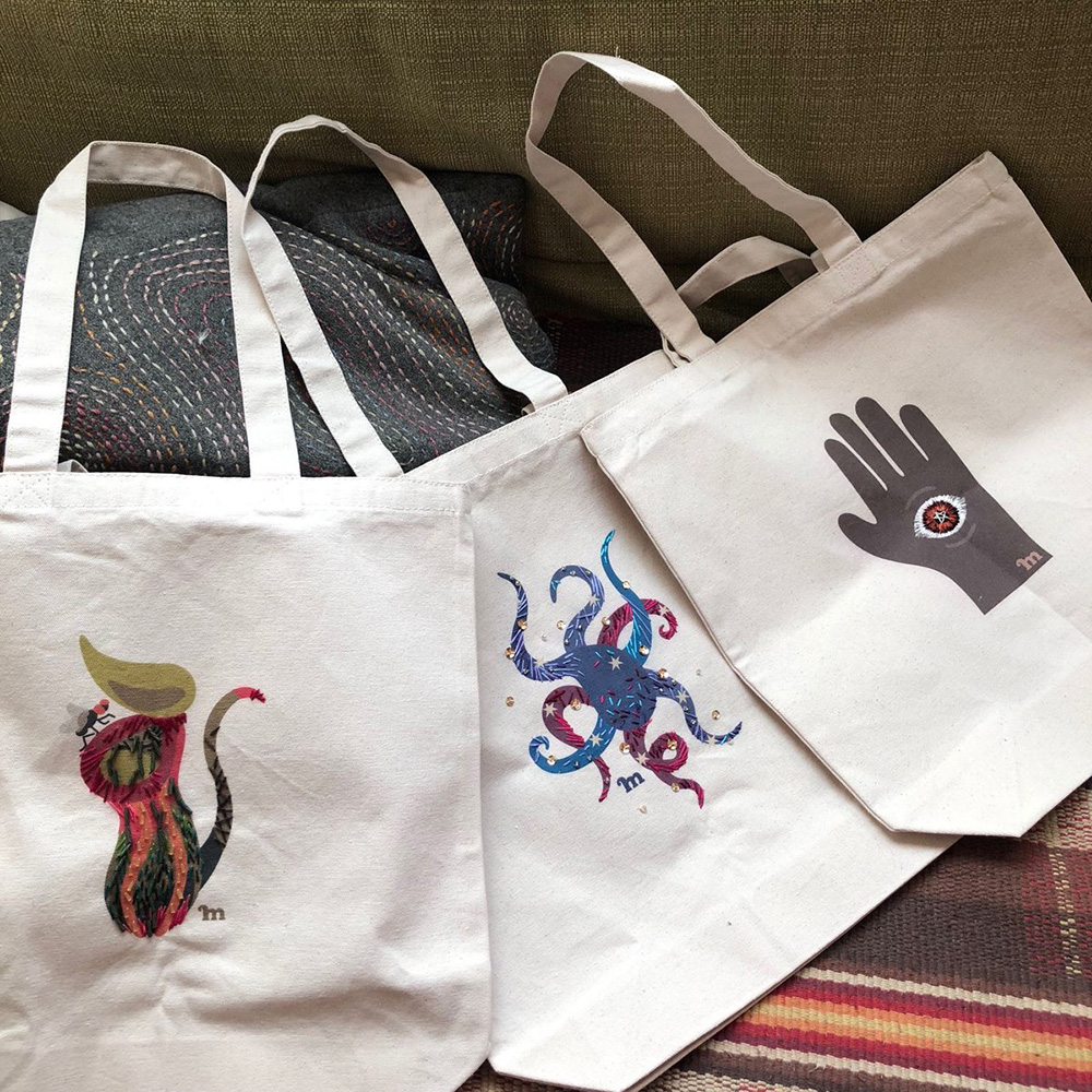 ”イラストに刺繍をほどこしたトートバッグ。ウツボカズラ。タコ。手の目。”